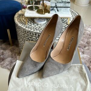MANOLO BLAHNIK suede pumps